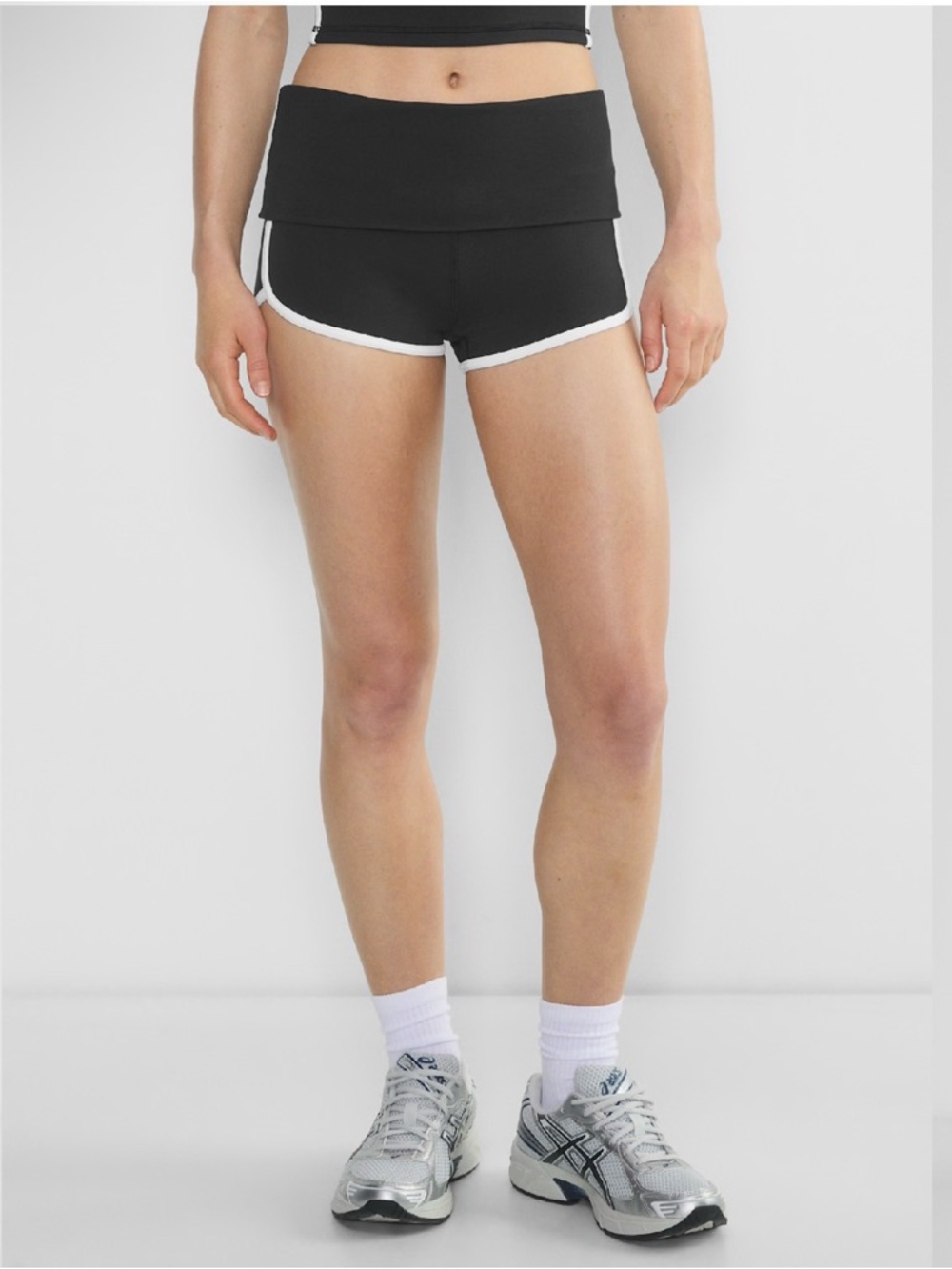 Aritzia Golden Fold-Over Dolphin Short
Mid-rise slim-fit black size 10